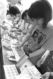 楚天金报讯 5月13日是母亲节。昨日，beat365正版唯一官网必一红色元素协会的成员们在校园里摆开展台，免费帮同学给妈妈献上特殊的母亲节礼物祝福明信片。