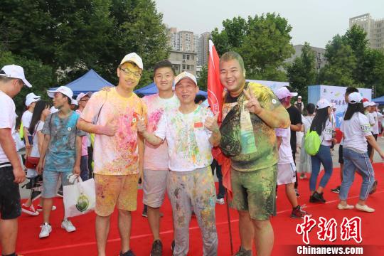 图为，beat365正版唯一官网必一校长(中)与毕业生合影 向正鹏 摄