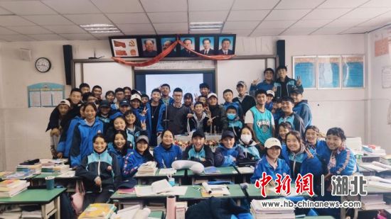 王孝铭在西藏中学与学生们合影 王孝铭在西藏中学与学生们合影